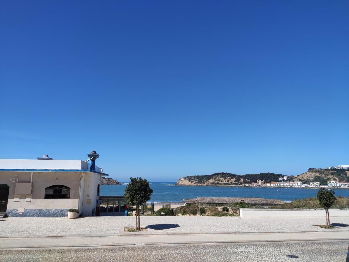 Apartment By The Beach! With Large Balcony! São Martinho do Porto Kültér fotó