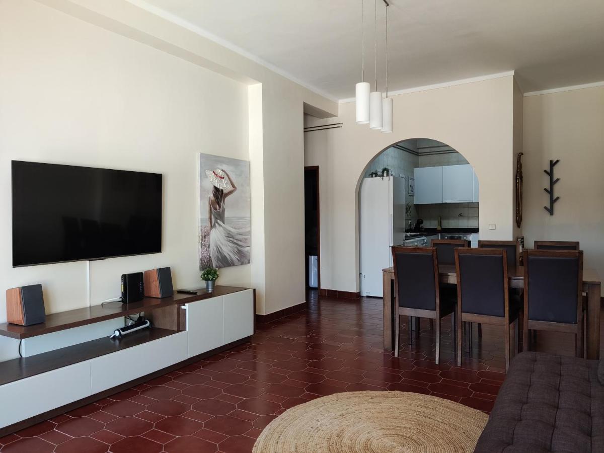 Apartment By The Beach! With Large Balcony! São Martinho do Porto Kültér fotó