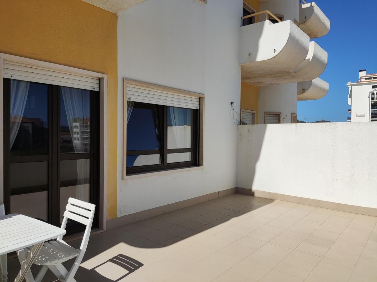 Apartment By The Beach! With Large Balcony! São Martinho do Porto Kültér fotó